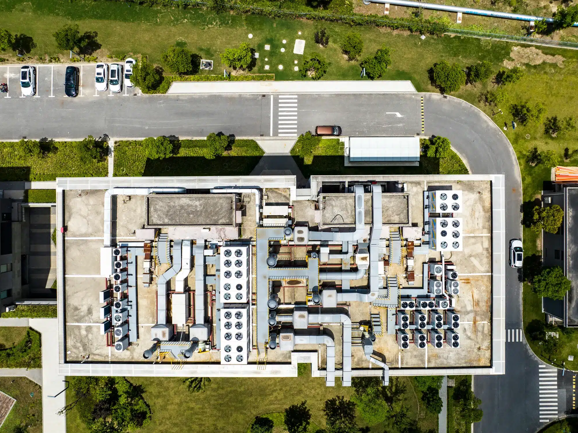 Instalación industrial con equipos de refrigeración en azotea